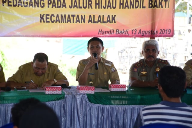 Wakil Bupati Barito Kuala H Rahmadian Noor saat sosialisasi relokasi PKL di Handil Bakti, Kecamatan Alalak pada Selasa 13 Agustus 2019. Foto: Humpro Batola