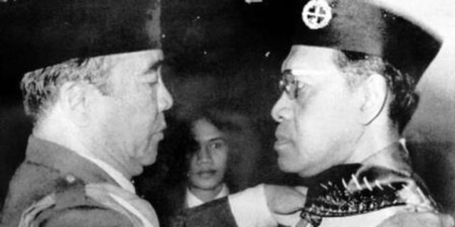 Presiden Soekarno melantik Sri Sultan Hamengku Buwono IX sebagai Ketua Kwartir Nasional Gerakan Pramuka. (Foto: istimewa)