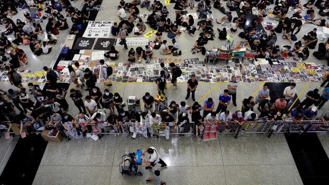 Pemrotes RUU Anti-Ekstradisi di konter check-in saat demonstrasi massal di bandara internasional Hong Kong.