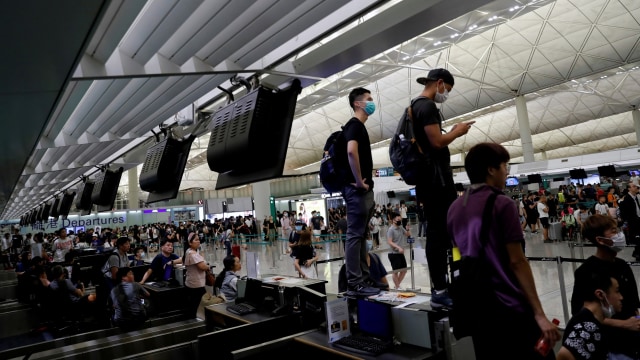 Pemrotes RUU Anti-Ekstradisi di konter check-in saat demonstrasi massal di bandara internasional Hong Kong.