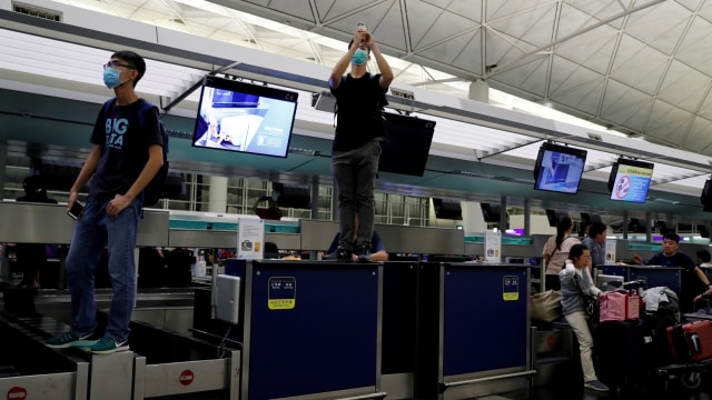 Pemrotes RUU Anti-Ekstradisi di konter check-in saat demonstrasi massal di bandara internasional Hong Kong.