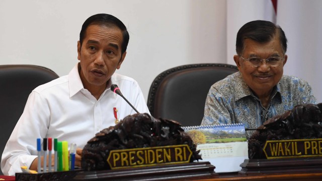 Presiden Joko Widodo (kiri) didampingi Wakil Presiden Jusuf Kalla (kanan) memimpin rapat kabinet terbatas di Kantor Presiden, Jakarta, Selasa (13/8). Foto: ANTARA FOTO/Wahyu Putro A