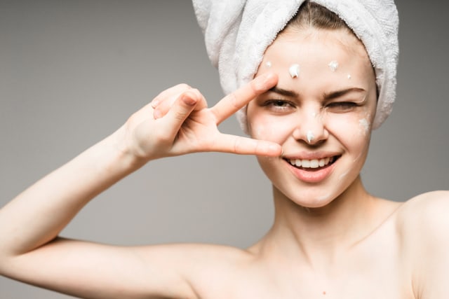 Ilustrasi remaja pakai skin care. Foto: Shutterstock