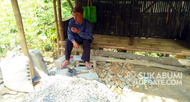 Hamid (48 tahun) di lokasi mangkalnya di Kampung Cikaracak, Desa Pulosari, Kecamatan Kalapanunggal, Kabupaten Sukabumi. | Sumber Foto:CRP 3