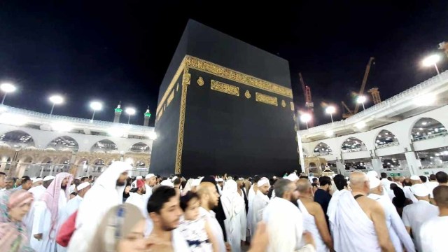 Jemaah melaksanakan tawaf mengelilingi Ka'bah di Makkah. Foto: Media Center Haji/Darmawan