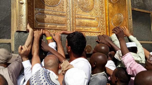 Jemaah berkumpul di depan pintu Ka'bah saat menjalankan tawaf al-ifada di Masjidil Haram, Makkah. Foto: AFP/FETHI BELAID