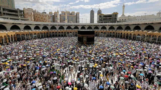 Jemaah melaksanakan tawaf terakhir dalam rangkaian haji (Tawaf al-Wadaa) mengelilingi Ka'bah di Masjidil Haram, Makkah. Foto: AFP/Abdel Ghani BASHIR