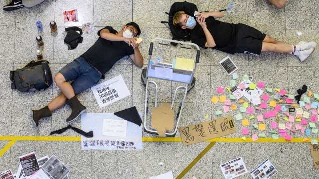 Demonstran tidur di Bandara Internasional Hong Kong.