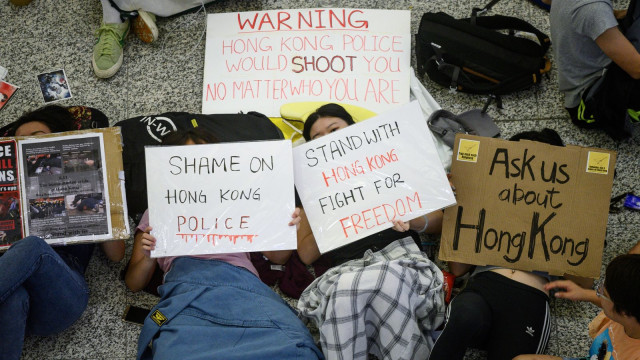 Pemrotes RUU Anti-Ekstradisi berdemontrasi di Bandara Internasional Hong Kong. Foto: AFP/Philip Fong