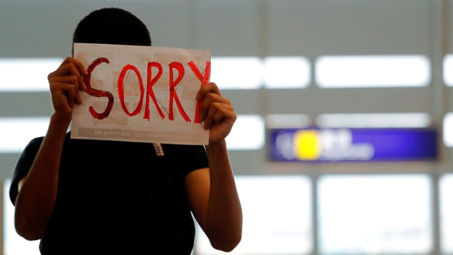 Demonstran tidur di Bandara Internasional Hong Kong.