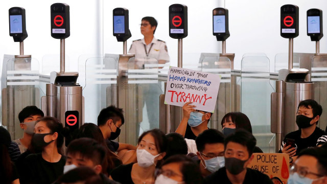 Demonstran tidur di Bandara Internasional Hong Kong.
