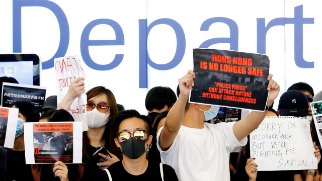 Demonstran tidur di Bandara Internasional Hong Kong.