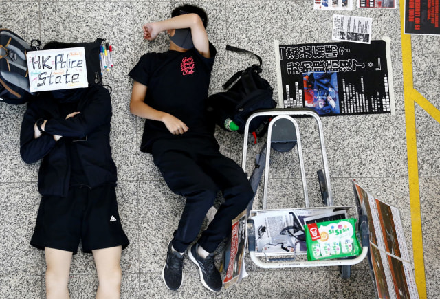 Demonstran tidur di Bandara Internasional Hong Kong.