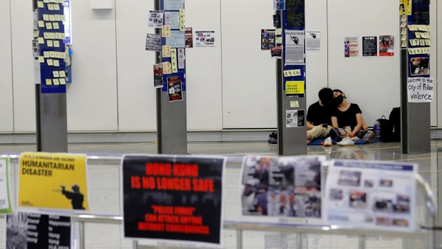 Demonstran tidur di Bandara Internasional Hong Kong.
