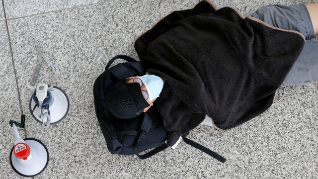 Demonstran tidur di Bandara Internasional Hong Kong.