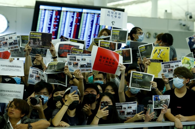 Demonstran tidur di Bandara Internasional Hong Kong.