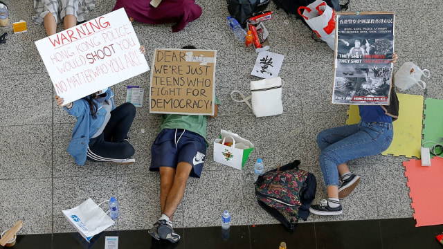 Demonstran tidur di Bandara Internasional Hong Kong.
