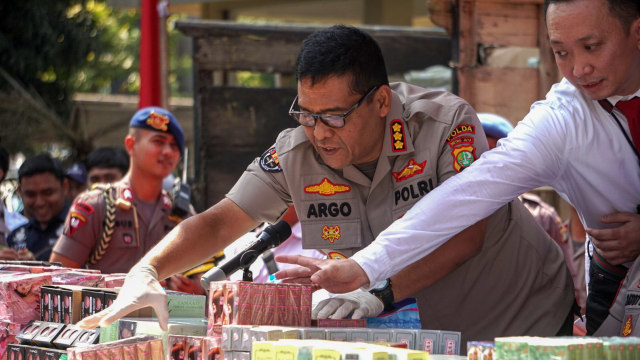 Foto: Polisi Gagalkan Penyelundupan Jutaan Kosmetik Ilegal Asal China (1147318)