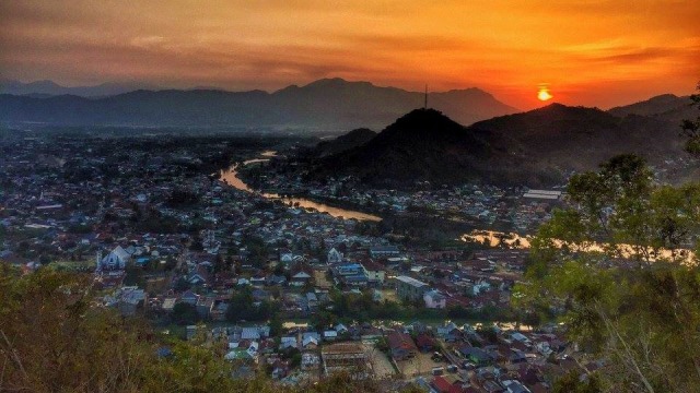 Panorama matahari terbenam dilihat dari atas puncak Bukit Layang yang berada di Kelurahan Siendeng, Kecamatan Hulonthalangi, Kota Gorontalo, Rabu, (14/8). Foto: Orange std