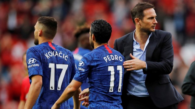Pelatih Chelsea, Frank Lampard, bersama Pedro Rodriguez dan Mateo Kovacic usai laga melawan Manchester United di Old Trafford. Foto: Reuters/Phil Noble