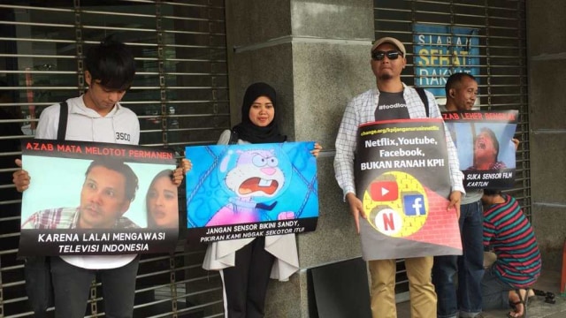 Koalisi Masyarakat Sipil menyerahkan petisi #KPIJanganUrusinNetflix kepada Komisi Penyiaran Indonesia (KPI) di Gedung KPI, Jakarta, Rabu (14/8). Foto: Muhammad Darisman/kumparan