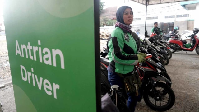 Shelter Ojek Online di Stasiun Sudirman Baru