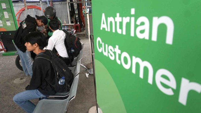 Shelter Ojek Online di Stasiun Sudirman Baru