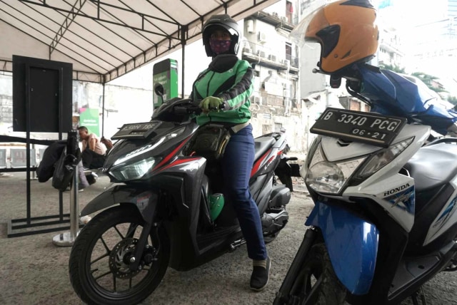 Shelter Ojek Online di Stasiun Sudirman Baru
