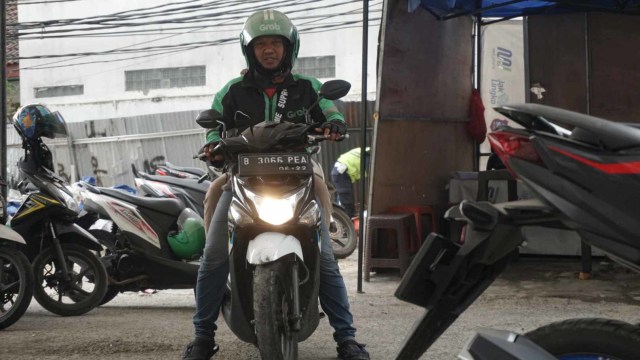Shelter Ojek Online di Stasiun Sudirman Baru