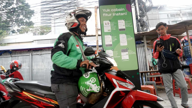 Pengendara ojek online akan mengantar penumpangnya dari Shelter Ojek Online, di kawasan Stasiun Sudirman Baru, Jakarta. Foto: Iqbal Firdaus/kumparan