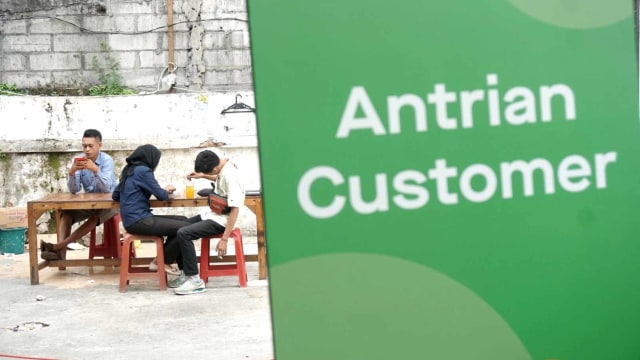 Shelter Ojek Online di Stasiun Sudirman Baru