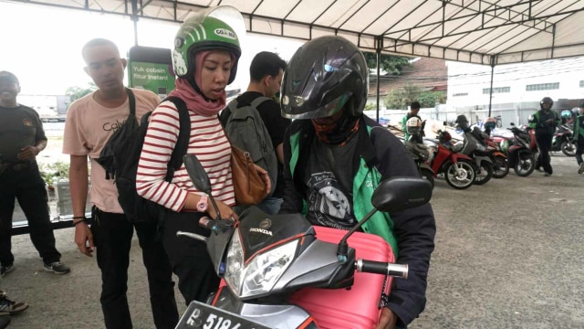Shelter Ojek Online di Stasiun Sudirman Baru