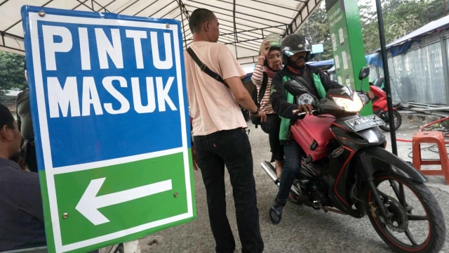 Shelter Ojek Online di Stasiun Sudirman Baru