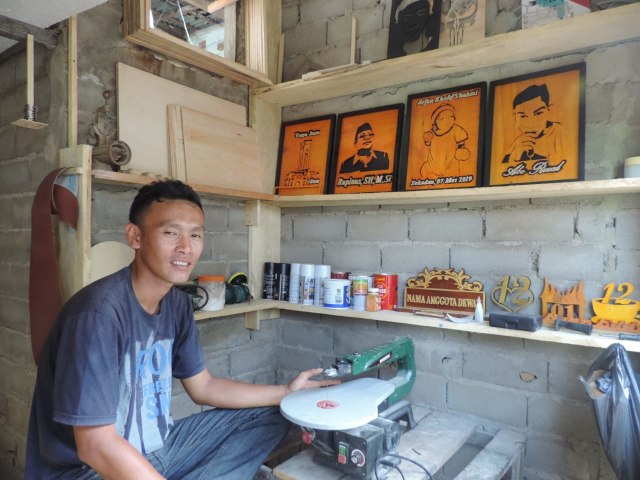Rudy, pengrajin asal Sekadau yang memanfaatkan limbah kayu bekas untuk dijadikan olahan kerajinan yang bernilai jual. Foto: Dina M