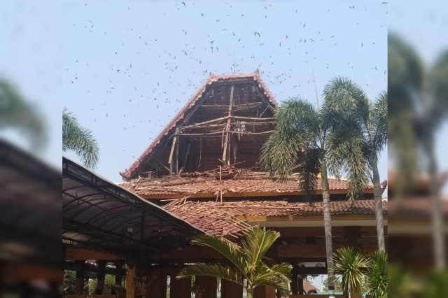 Atap pendopo parasamya di Kompleks Kantor Pemerintahan Kabupaten Bantul yang runtuh, Rabu (14/8/2019). Foto: erl.