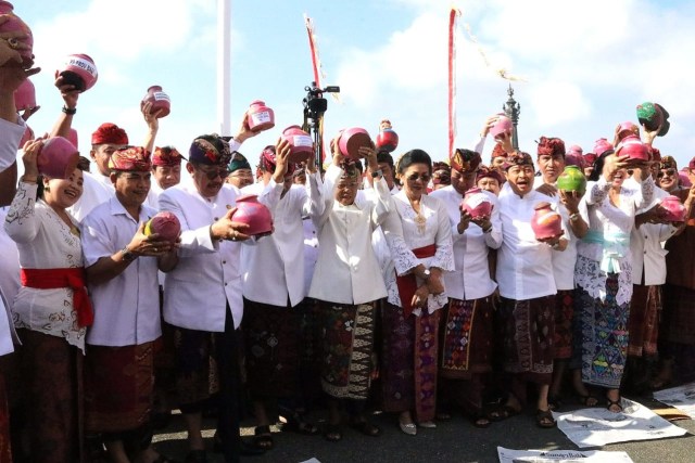 Gubernur dan para pejabat di Lingkungan Pemprov Bali membanting celengan mereka masing-masing (kanalbali/IST)