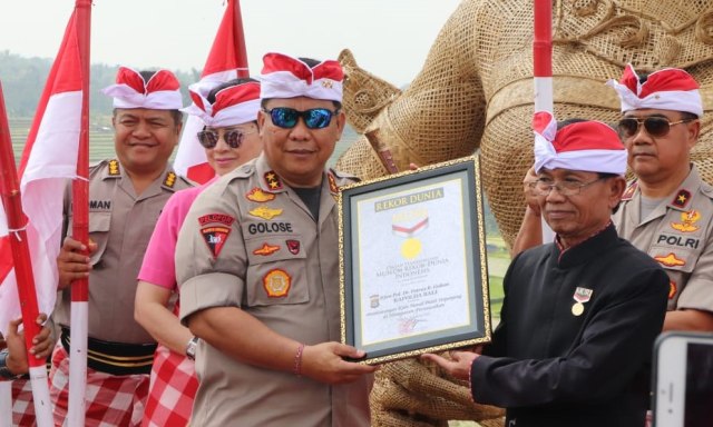 Kapolda Bali Irjen Petrus Golosse meneria sertifikat Rekor MURI (kanalbali.IST)