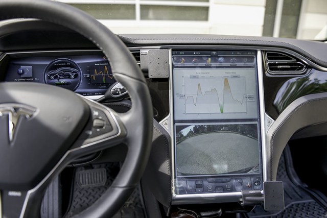 Tampilan head unit Tesla