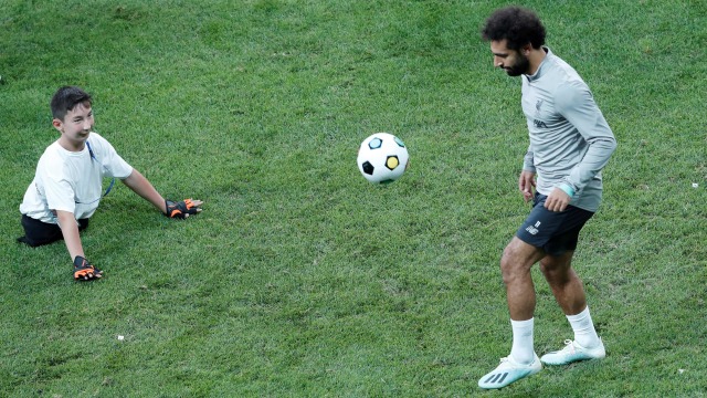 Foto: Melipur Fan Difabel Jelang Pertandingan Piala Super Eropa (49321)