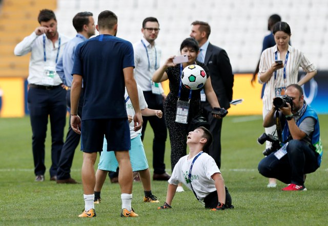 Foto: Melipur Fan Difabel Jelang Pertandingan Piala Super Eropa (49324)