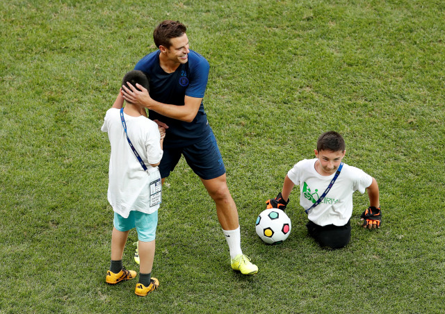 Foto: Melipur Fan Difabel Jelang Pertandingan Piala Super Eropa (49323)