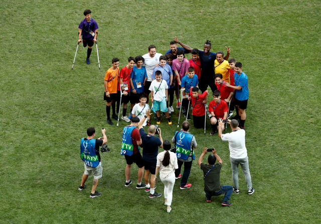 Foto: Melipur Fan Difabel Jelang Pertandingan Piala Super Eropa (49325)