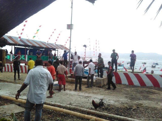 Foto: Ketika Nelayan Bahu-membahu Bersihkan Teluk Ambon (532448)