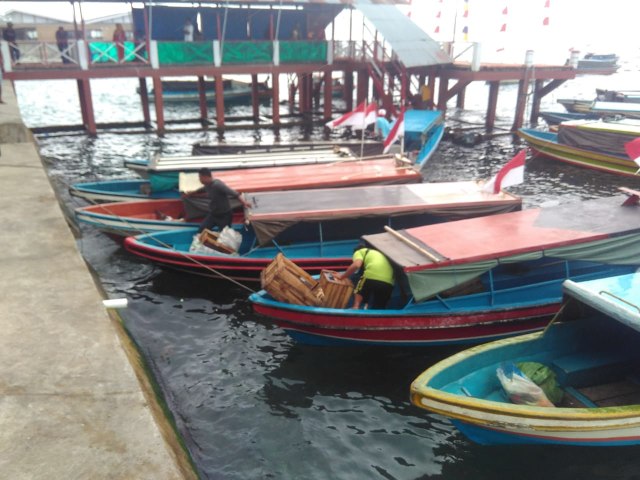 Foto: Ketika Nelayan Bahu-membahu Bersihkan Teluk Ambon (532449)