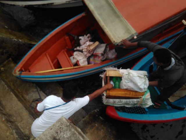 Foto: Ketika Nelayan Bahu-membahu Bersihkan Teluk Ambon (532451)