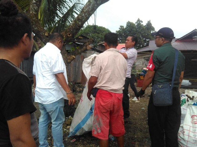 Foto: Ketika Nelayan Bahu-membahu Bersihkan Teluk Ambon (532452)