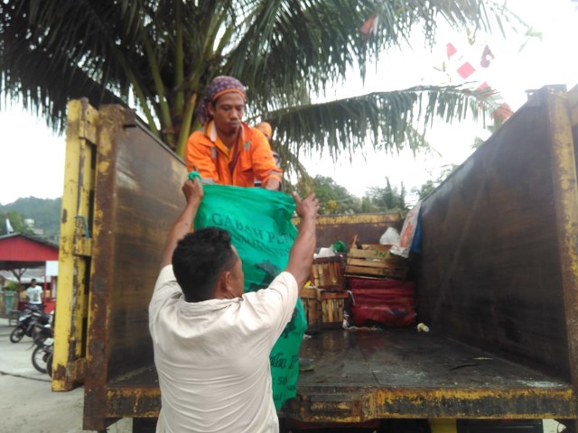 Foto: Ketika Nelayan Bahu-membahu Bersihkan Teluk Ambon (532453)