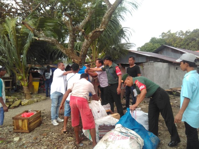 Foto: Ketika Nelayan Bahu-membahu Bersihkan Teluk Ambon (532447)