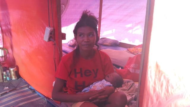 Mulfiani (30), salah satu penyintas tsunami Palu yang melahirkan tanpa bantuan medis di Tenda Pengungsian GOR Madani Palu. Foto: PaluPoso