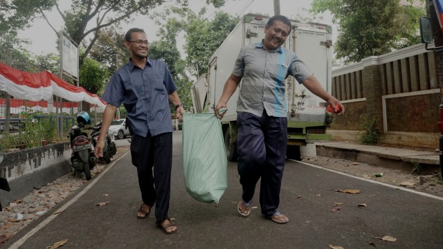 Warga yang telah membeli kebutuhan pokok dari program pangan murah di RPTRA Taman Keuangan, Jakarta. Foto: Iqbal Firdaus/kumparan